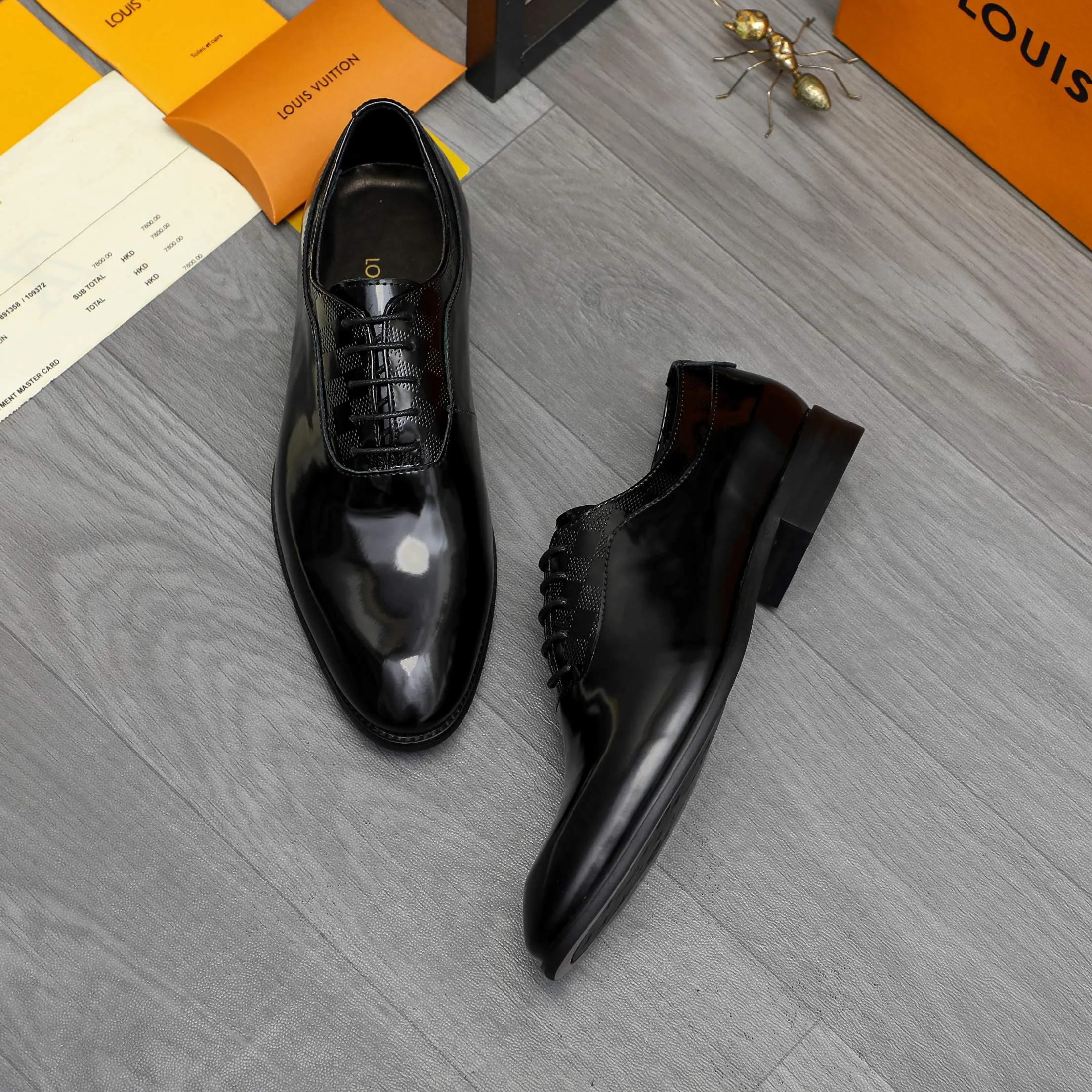 Men's shoes 💰p460 Product trademark: LV (Louis Vuitton) business lace-up leather shoes True size: 39-44 Product material: Selected lacquered cowhide stitching with classic plaid embossed upper, cowhide lining, original rubber outsole